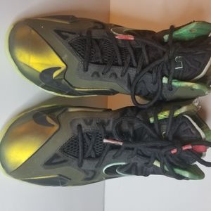 Nike LeBron James 11 GS King's Pride Sneakers Size 5Y